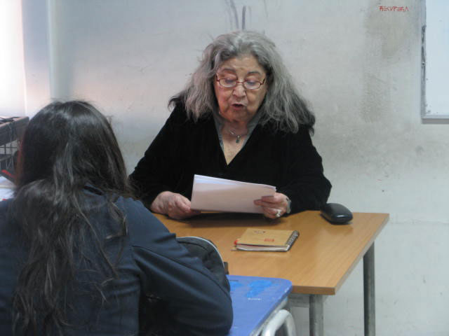 Carmen Berenguer enseña sobre poetas mujeres en dictadura en Liceo Carmela Carvajal