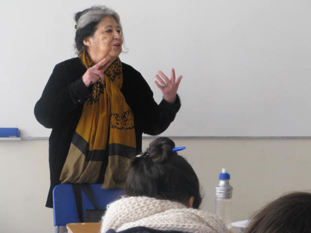 Carmen Berenguer enseña sobre el rol femenino en la poesía en Liceo 7