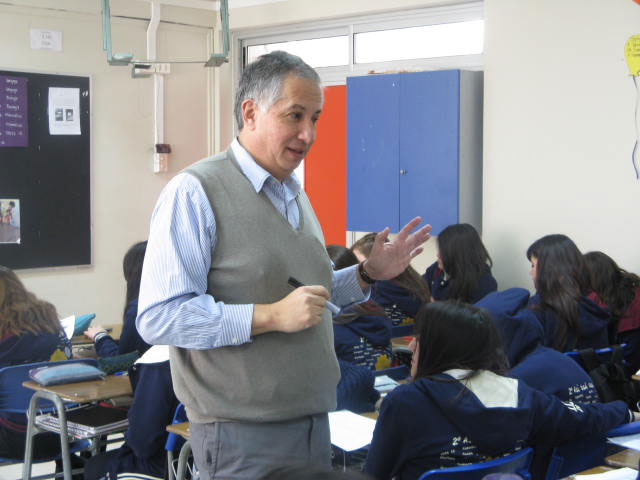 Diego Muñoz Valenzuela dicta ilustrativa clase sobre literatura fantástica en Liceo 7