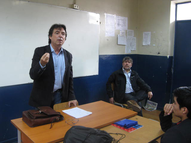 Cristián Montes explicó temática del lenguaje como construcción de la realidad en Liceo Lastarria