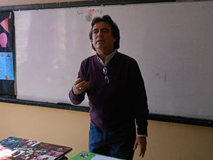 Cristian Montes imparte ilustrativa clase sobre literatura feminista en Liceo Paula Jaraquemada