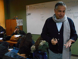 Diego Muñoz Valenzuela imparte didáctica clase sobre Ciencia Ficción en Liceo Arturo Pérez Canto