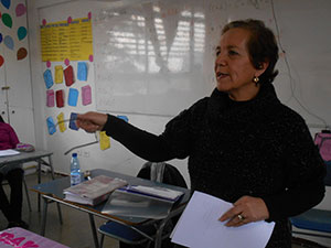 Orietta de la Jara realiza participativa clase acerca del lenguaje y sus herramientas en Liceo Juanita Fernández Solar