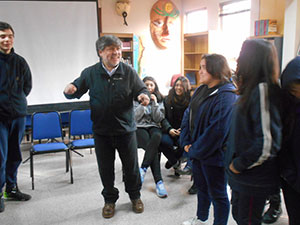 Escritor Max Valdés imparte didáctico taller literario a estudiantes del Liceo Juanita Fernández Solar