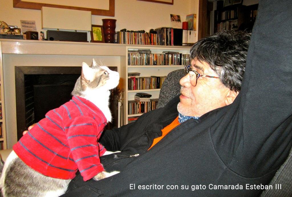 Luis Sepúlveda: “Un gato respeta tu independencia a cambio de que respetes la suya”