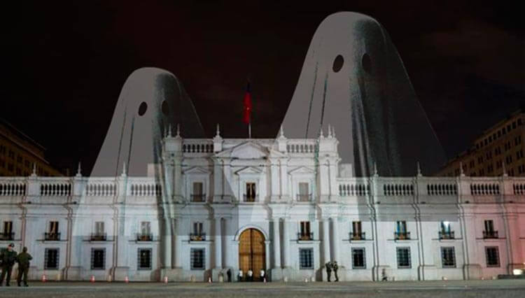 Donde se cuenta una de parapsicología y ectoplasmas que visitan la casa donde tanto se sufre