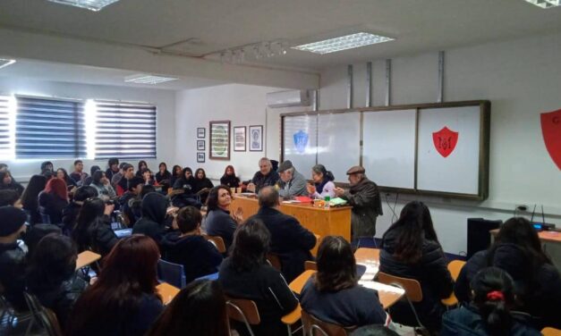 Escritoras y escritores de Poesía es memoria, la Sociedad de Escritores de Chile y la Corporación Letras de Chile promueven la poesía en el Liceo