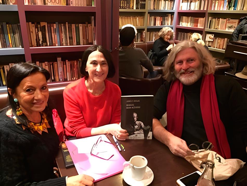 Encuentro en el “Café Livres” (10, rue Saint-Martin, 75004 Paris) de Ana Luna Fédèle y María Isabel Mordojovich con el editor Bruno Doucey, 21 de noviembre 2019.