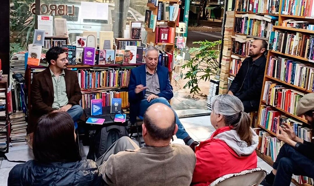 Diego Muñoz Valenzuela en Ciudad de México presentando UNIVERSOS IMPOSIBLES, minificción y ciencia